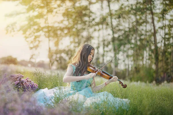 바이올린 아름다운 아시아 — 스톡 사진