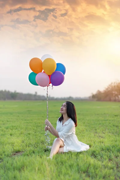 Портрет Щасливої Красивої Жінки Повітряними Кулями Зеленому Полі — стокове фото