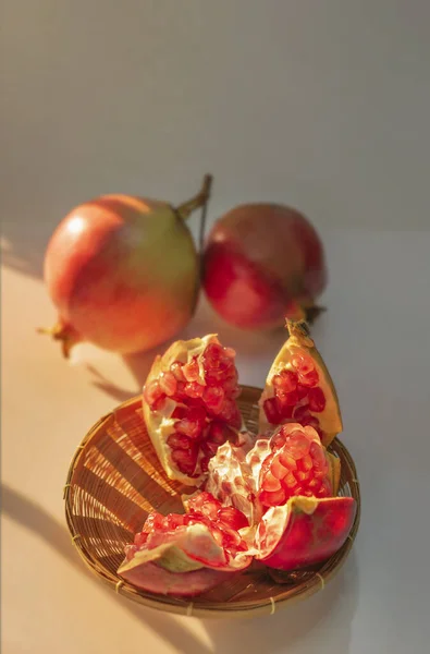 Melograno Frutta Cesto Legno Con Luce Solare — Foto Stock
