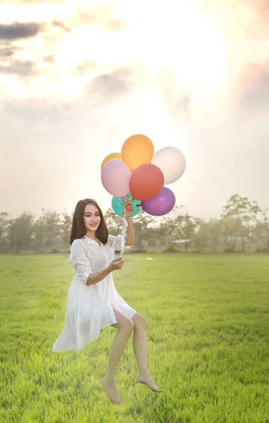 Портрет Щасливої Красивої Жінки Повітряними Кулями Зеленому Полі — стокове фото
