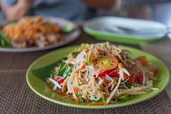 Cozinha Tailandesa Tradicional Salada Mamão Verde Picante Com Arroz Vermicelli — Fotografia de Stock