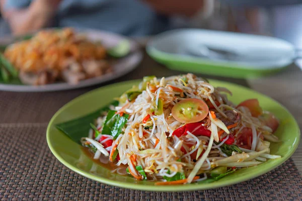 Traditionell Thai Köket Kryddig Grön Papaya Sallad Med Ris Vermicelli Royaltyfria Stockfoton