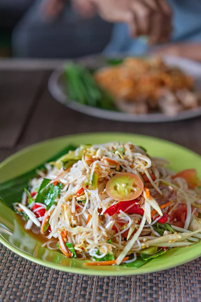 Traditionelle Thailändische Küche Würziger Grüner Papayasalat Mit Reisvermicelli Stockbild