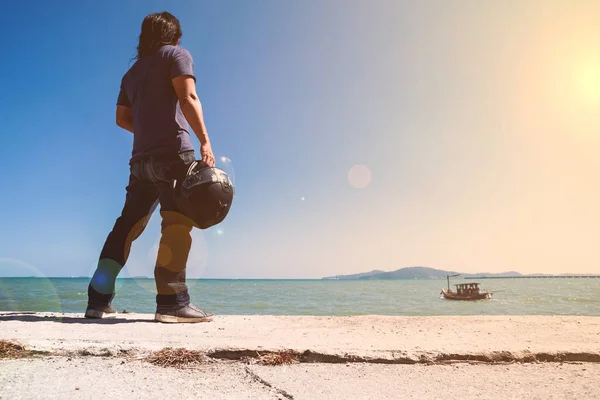 Bir Asya adam stand sırt çevirmek yanında onun hel holding deniz