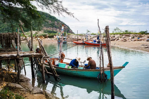 Balıkçı teknesine üzerinde toplama midye vardır