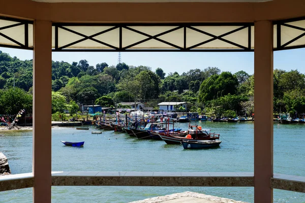 Taylandlı küçük balıkçı tekneleri gündüz vakti balıkçı köyüne yanaşır.