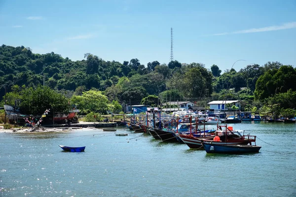 Taylandlı küçük balıkçı tekneleri gündüz vakti balıkçı köyüne yanaşır.