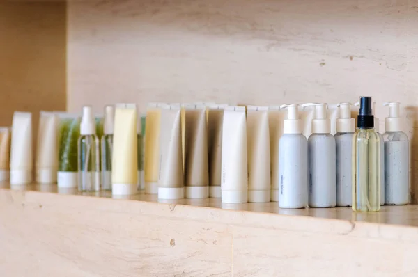 Grup Değişken cilt bakım konteyner ürünleri doğal malzemelerle mermer raf