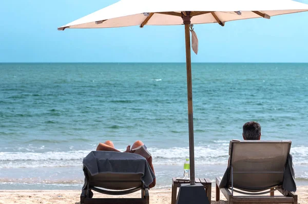 Bir çift relax deniz yanında onların plaj sandalyesi üzerinde onların tatil için