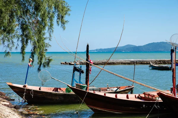 Taylandlı küçük balıkçı tekneleri gündüz vakti balıkçı köyüne yanaşır.