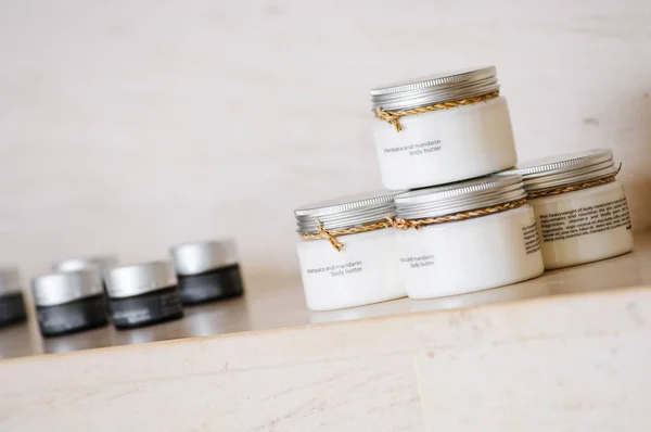 Grup Değişken cilt bakım konteyner ürünleri doğal malzemelerle mermer raf