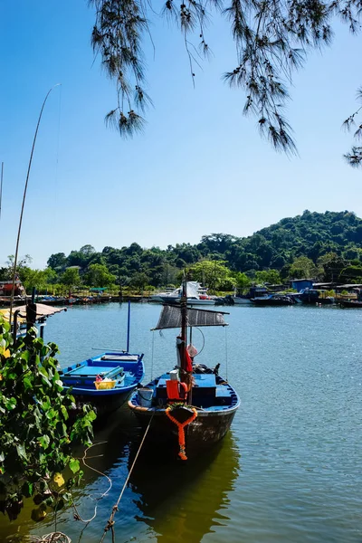 Taylandlı küçük balıkçı tekneleri gündüz vakti balıkçı köyüne yanaşır.