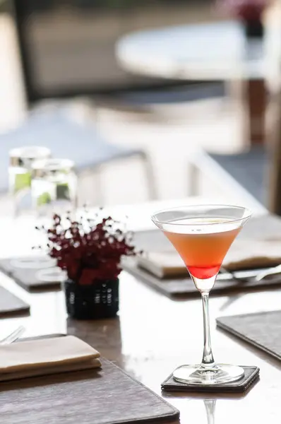 Karpuz kokteyl Hoşgeldiniz içeceği masada hazır bir bardak