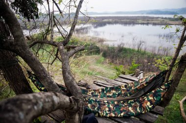 Bir orman hamak arasında ahşap iskele plat ağaçta asılı