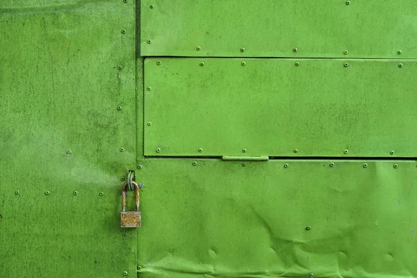 Perçin ve kilit ile alüminyum sayfa arka planı yeşil boyalı