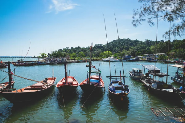 Küçük balıkçı tekneleri balıkçı köyü'nde