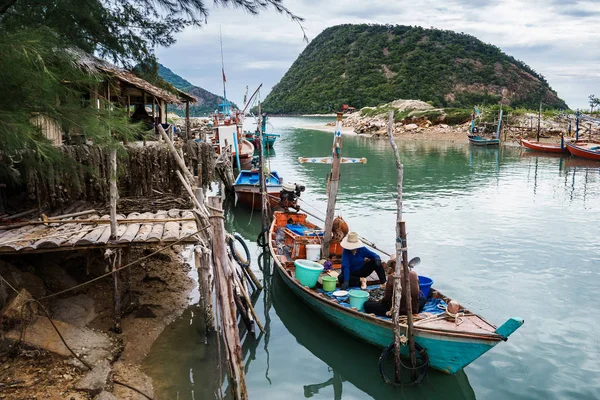 Balıkçı teknesine üzerinde toplama midye vardır