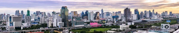 Bangkok, Tayland - 10 Haziran 2011: Panorama görünümünü Suvarnabhumi Uluslararası Havaalanı için bağlamak Makkasan Brt tren istasyonu ile erken akşam Petchaburi Rd.