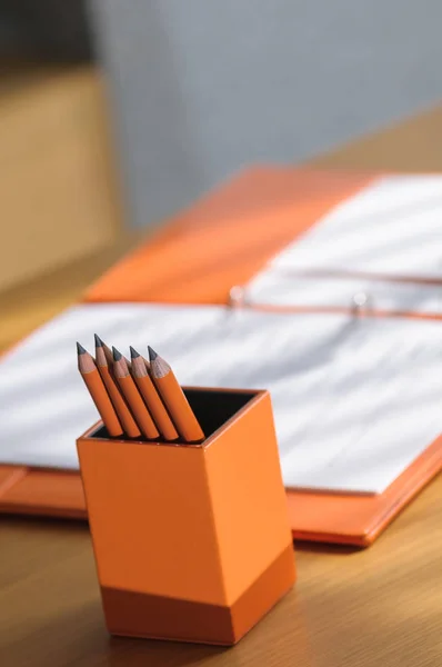 En az office çalışma köşe modern tarzda dekore edilmiş