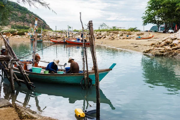 Balıkçı teknesine üzerinde toplama midye vardır