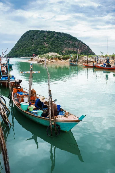 Balıkçı teknesine üzerinde toplama midye vardır