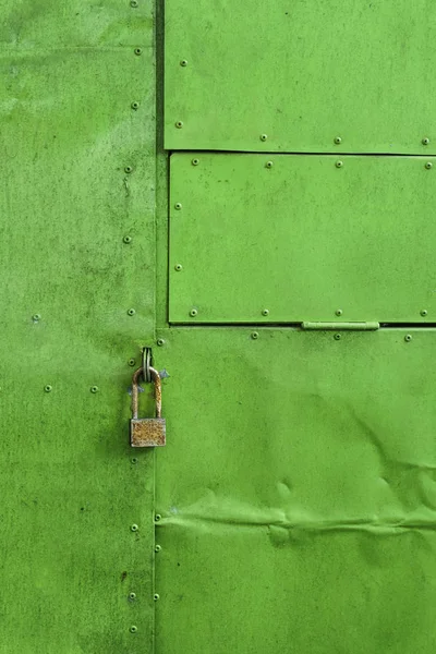 Perçin ve kilit ile alüminyum sayfa arka planı yeşil boyalı