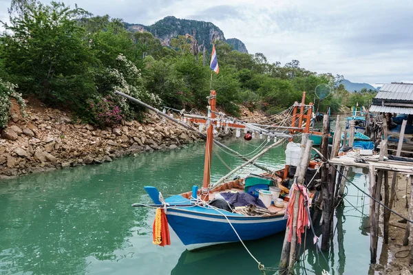 Taylandlı küçük balıkçı tekneleri gündüz vakti balıkçı köyüne yanaşır.