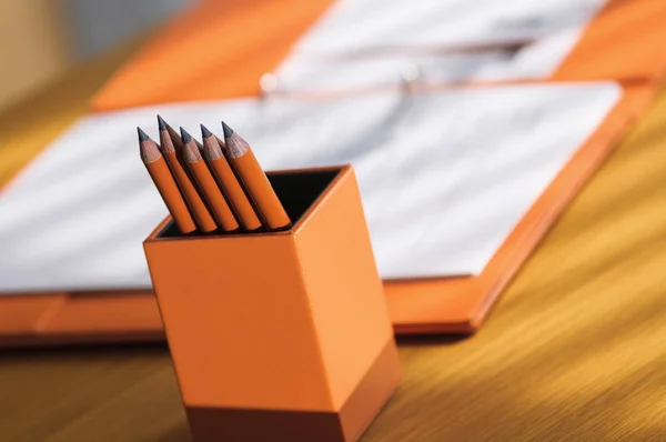 En az office çalışma köşe modern tarzda dekore edilmiş