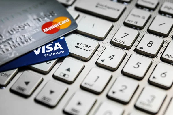 Compras en línea solo un botón de entrada con tarjetas de crédito — Foto de Stock