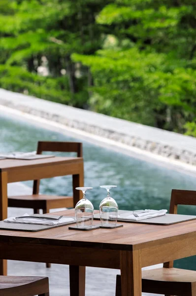 Küçük kanal ile yemek için tablo