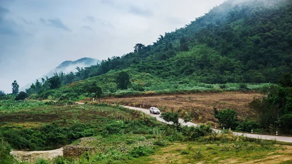 Yalnız araba sürüş dağ boş yolda
