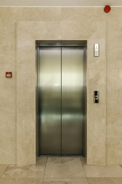 Την πόρτα του ανελκυστήρα — Φωτογραφία Αρχείου