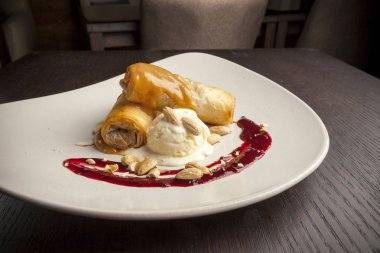 dondurma raspberrie ile tepesinde