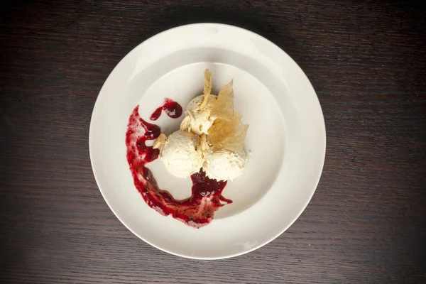 Helado cubierto con frambuesa — Foto de Stock