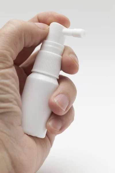 Mão com frasco de spray branco — Fotografia de Stock