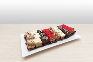 Beyaz plaka üzerinde küçük kek