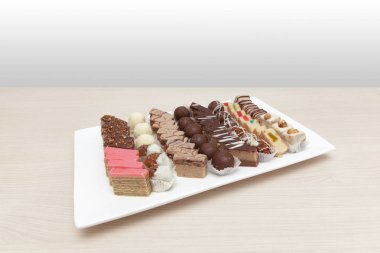 Beyaz plaka üzerinde küçük kek