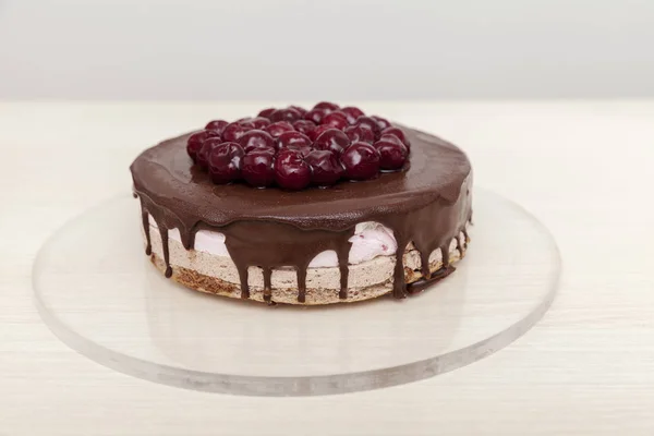 Pastel de chocolate con cerezas —  Fotos de Stock