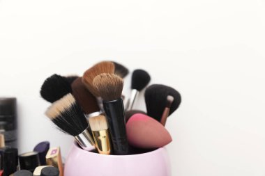 Makyaj fırçaları ayarlandı