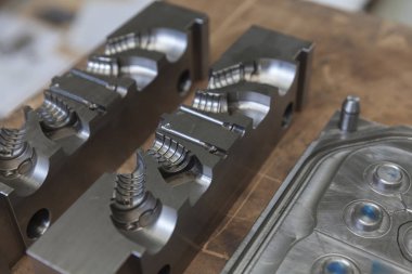 Yoğurmak için metal aracı 