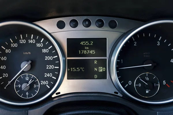 Arabada gösterge paneli