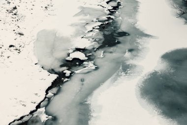 donmuş nehir ve buz