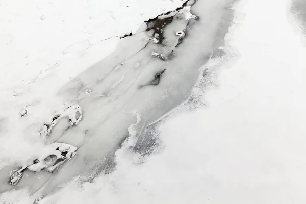 Замерзшая река и лед — стоковое фото