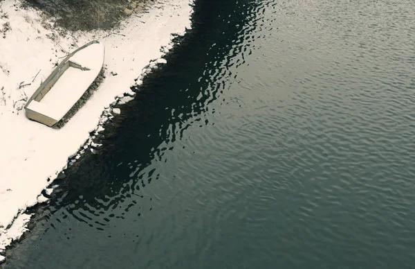 Barco en la orilla del río — Foto de Stock