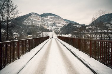 Eski paslı Köprüsü'nün altında sno