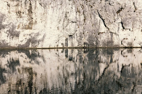 Reflejo paredes de piedra en el agua — Foto de Stock