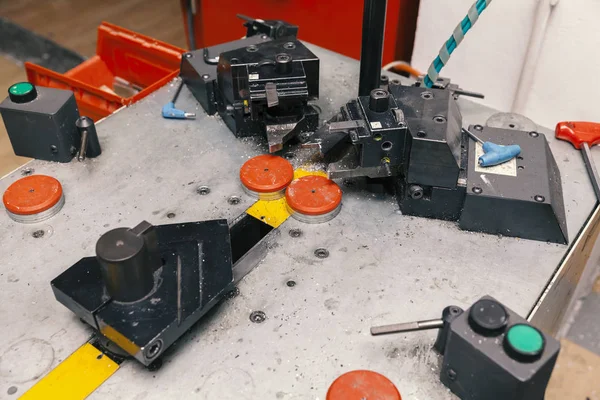 Machine pour l'assemblage de fenêtres en plastique — Photo