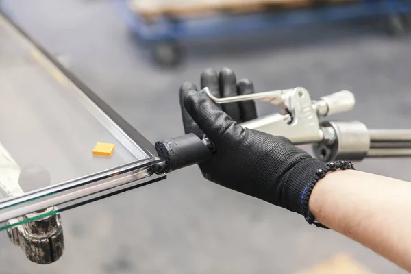 Making double-layer glass windows — Stock Photo, Image