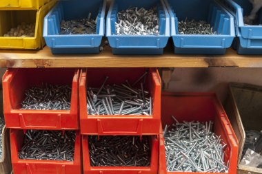 vida ve çivi ile kutu