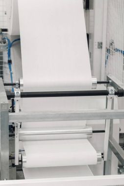 Kağıt rulo makinede üretim